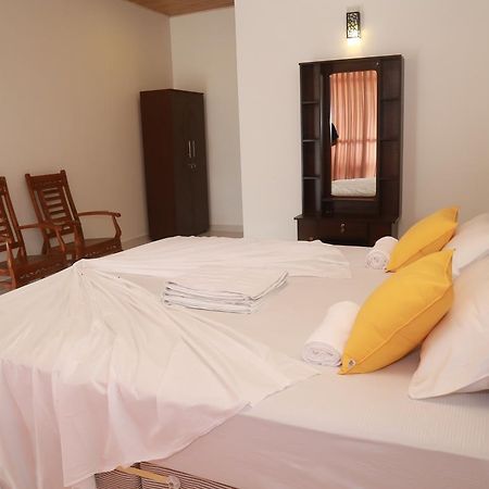 דיקוולה Serene Beach Hotel מראה חיצוני תמונה