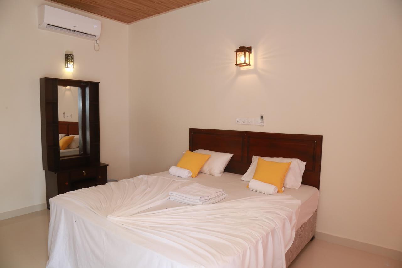 דיקוולה Serene Beach Hotel מראה חיצוני תמונה